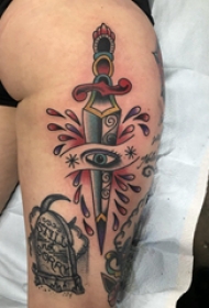 大腿传统纹身 女生大腿上眼睛和匕首纹身图片