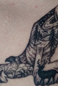 纹身老鹰图 女生后背上黑色的老鹰和鹿纹身图片