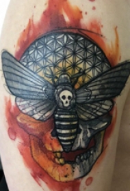 骷髅纹身 男生大臂上飞蛾和骷髅纹身图片