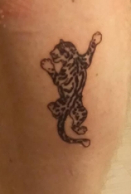 小动物纹身 男生小腿上黑色的老虎纹身图片