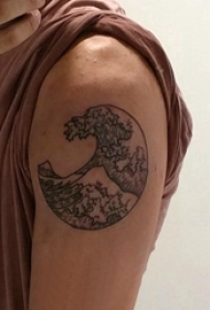 双大臂纹身 男生大臂上黑色的海浪纹身图片