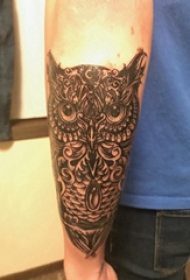 猫头鹰纹身图 男生手臂上黑色的猫头鹰纹身图片