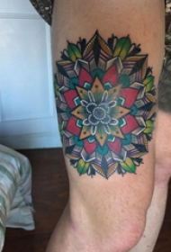 大腿纹身男 男生大腿上彩色的梵花纹身图片