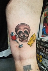 大腿纹身男 男生大腿上食物和骷髅纹身图片