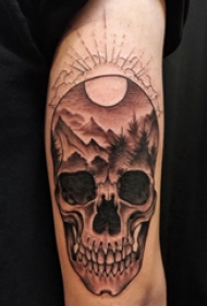 手臂纹身素材 男生手臂上风景和骷髅纹身图片