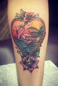 手臂纹身素材 女生手臂上花朵和火烈鸟纹身图片