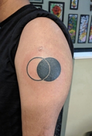 双大臂纹身 男生大臂上黑色的圆形纹身图片