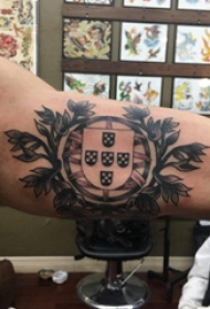 黑灰纹身 男生手臂上素描纹身图片