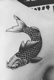 后背纹身男 男生后背上黑色的鲤鱼纹身图片