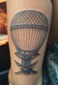 热气球纹身 男生大臂上黑色的热气球纹身图片