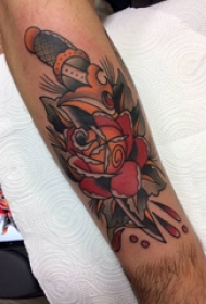 枪炮玫瑰纹身 男生手臂上匕首和玫瑰纹身图片