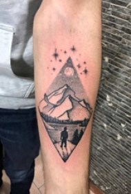 几何元素纹身 男生手臂上菱形和山水风景纹身图片