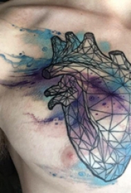 心脏纹身 男生胸部心脏纹身图片