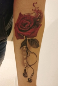 花朵纹身 女生手臂上耳机和玫瑰纹身图片