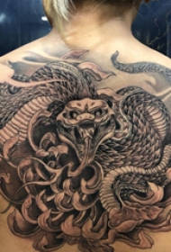 蛇纹身 女生背部蛇纹身图片