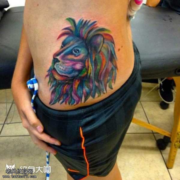 好看的腰部彩色狮子头纹身图案