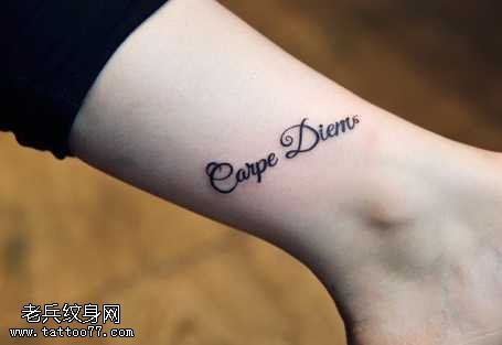 女生腿部简单英文纹身图案