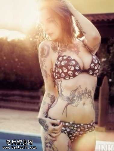 阳光下美女腹部纹身图案