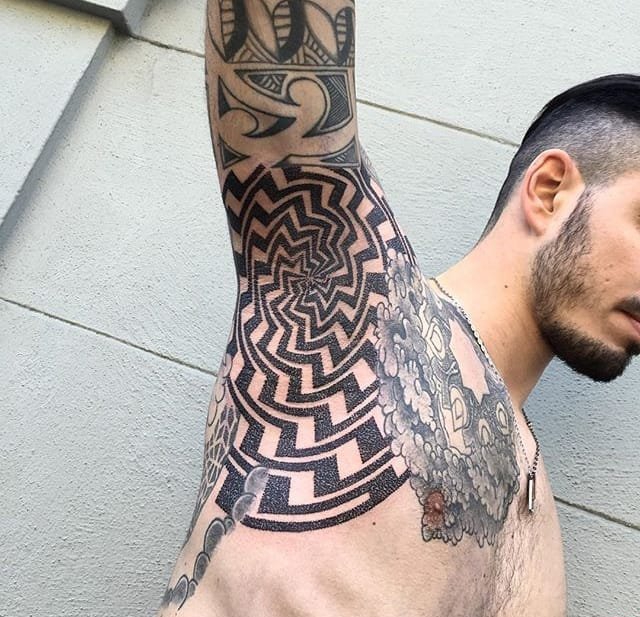 霸气的男性黑色几何纹身图案来自于纹身师马可