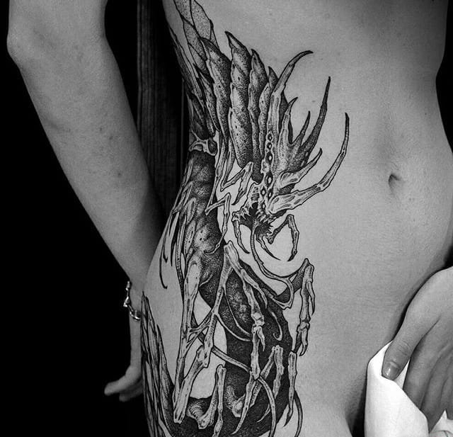 令人毛骨悚然的黑色生物和魔鬼纹身图案来自纹身师谢尔盖