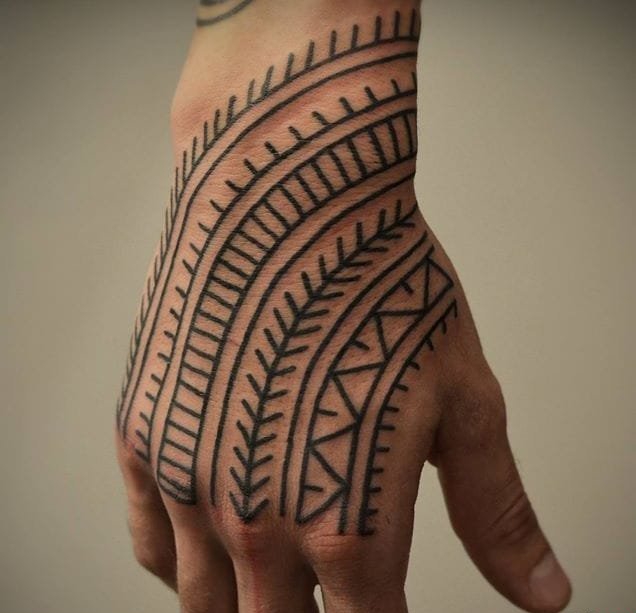 漂亮的黑色线条纹身图案