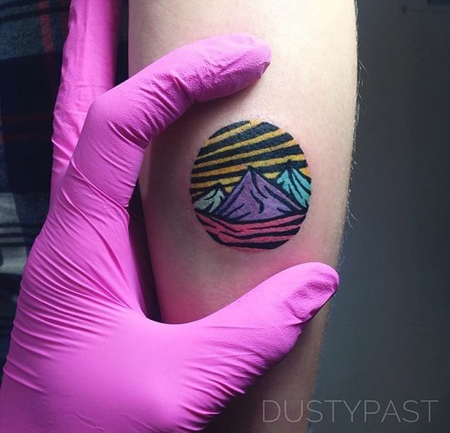 生动彩色的远处风景纹身来自纹身师尤金