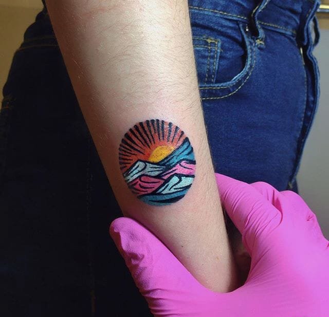 生动彩色的远处风景纹身来自纹身师尤金