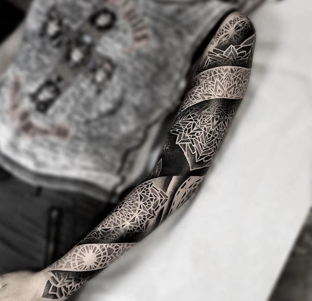 最大面积黑色的几何满臂纹身图案