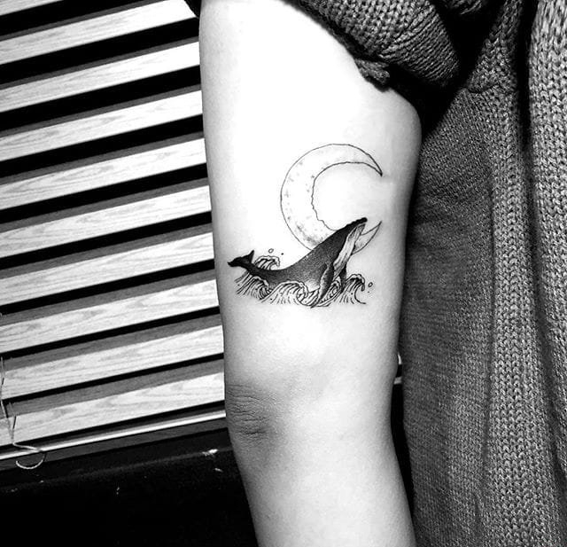 海洋里可爱的小动物纹身黑灰色鲸鱼纹身图案