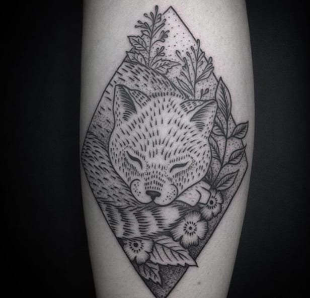 黑灰色动物图案纹身来自于纹身师西尔维