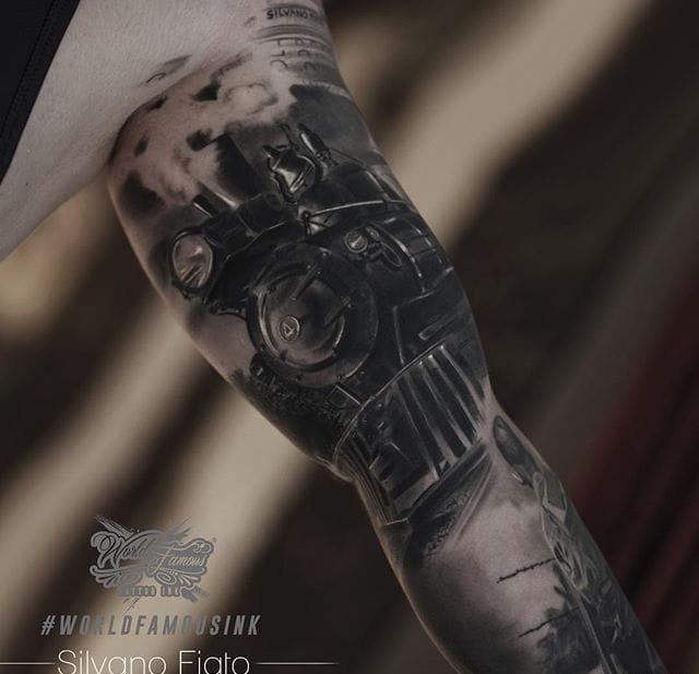 经典的黑灰色花臂纹身图案来自于男纹身师西尔瓦诺