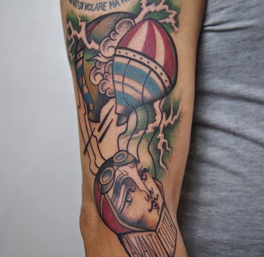 神秘的女孩头部纹身图案来自于纹身师卢卡