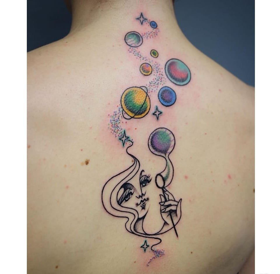 神秘的女孩头部纹身图案来自于纹身师卢卡