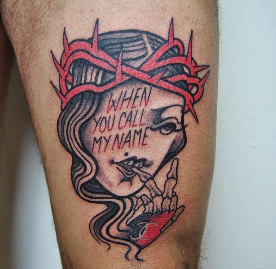 神秘的女孩头部纹身图案来自于纹身师卢卡