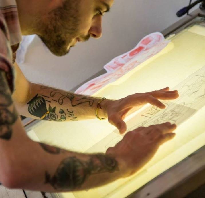 神秘的女孩头部纹身图案来自于纹身师卢卡