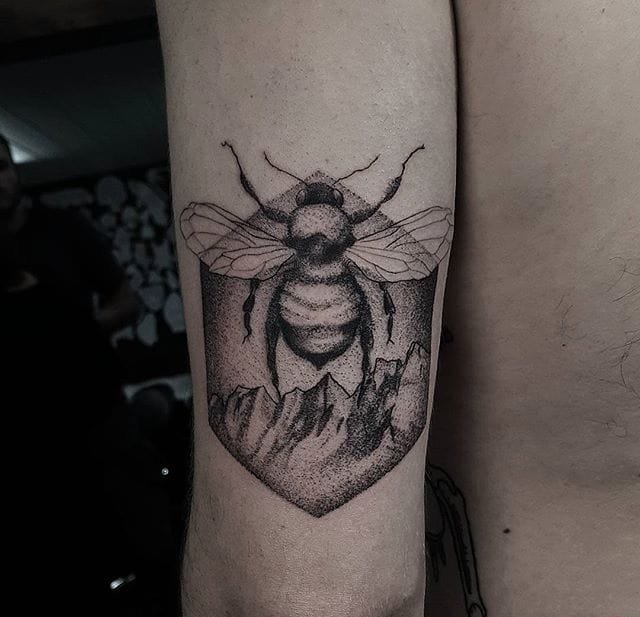 帅气的黑色纹身几何点刺纹身图案来自于纹身师阿瑟