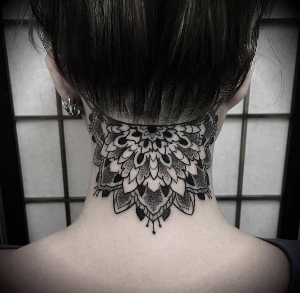 精致的黑色装饰风格纹身图案来自于纹身师尼古拉(Nicola Mantineo)