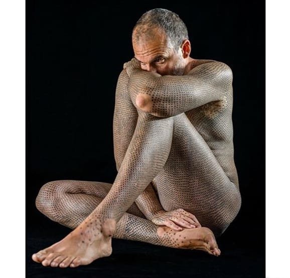 男子满身密集的贴身40000多个X纹身图案