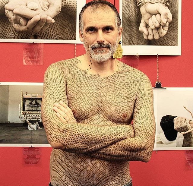 男子满身密集的贴身40000多个X纹身图案