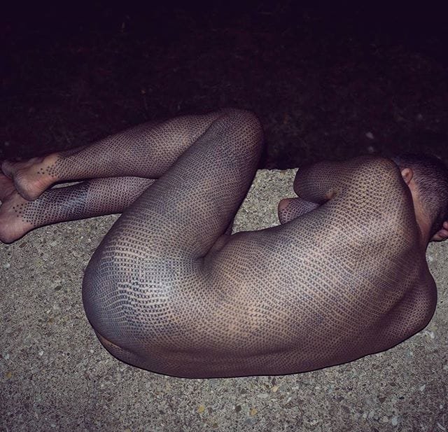 男子满身密集的贴身40000多个X纹身图案