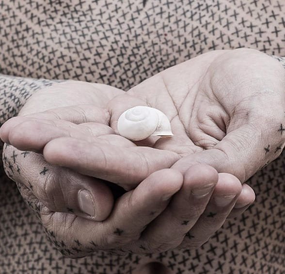 男子满身密集的贴身40000多个X纹身图案