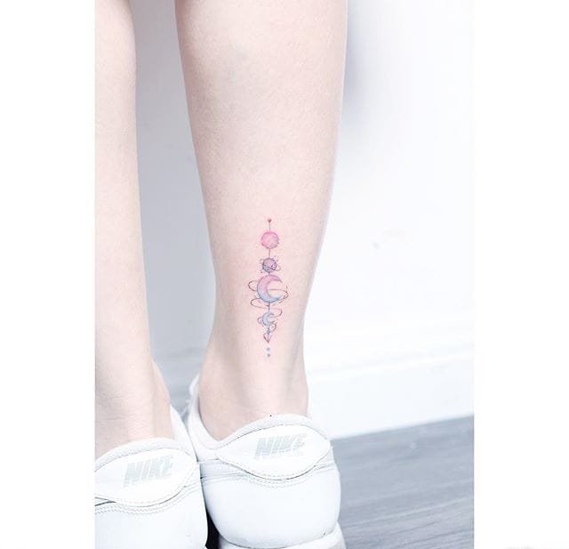 女生小清新微小的星球纹身图案