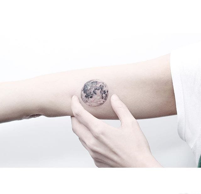 女生小清新微小的星球纹身图案