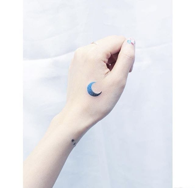 女生小清新微小的星球纹身图案