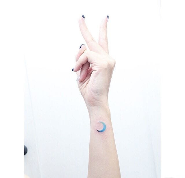 女生小清新微小的星球纹身图案