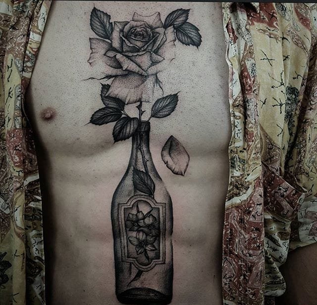 漂亮的黑灰色细线条玫瑰花纹身图案来自于纹身师爱德温