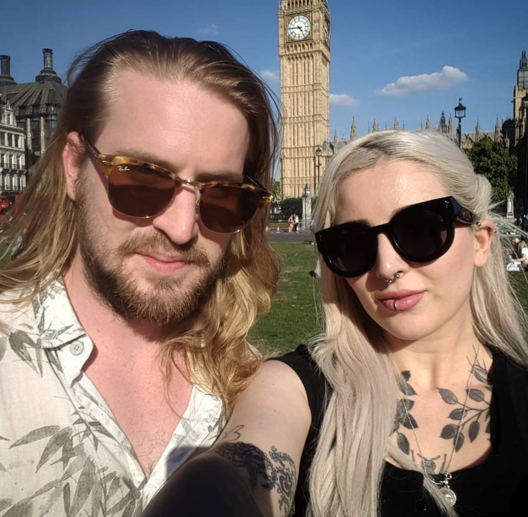 漂亮的黑灰色细线条玫瑰花纹身图案来自于纹身师爱德温