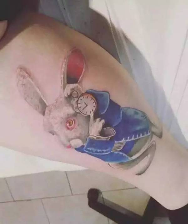 女生清新的爱丽丝梦游仙境纹身图案