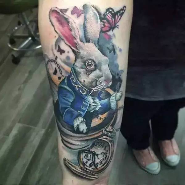 女生清新的爱丽丝梦游仙境纹身图案