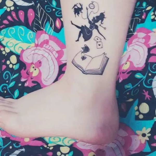 女生清新的爱丽丝梦游仙境纹身图案